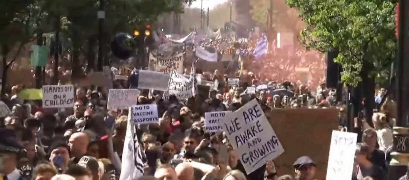 Μεγαλειώδης διαδήλωση κατά του lockdown και των πιστοποιητικών εμβολιασμού στο Λονδίνο (βίντεο)